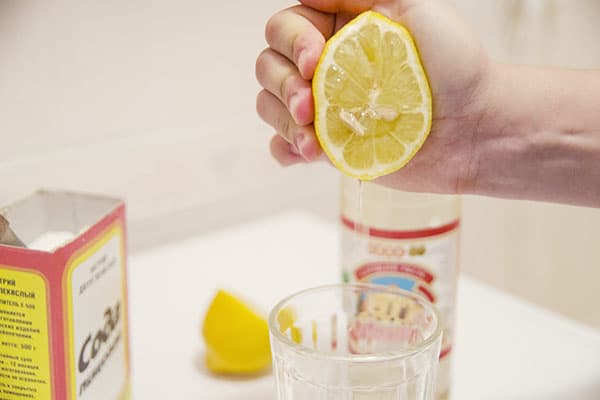 Exprimir el jugo de medio limón