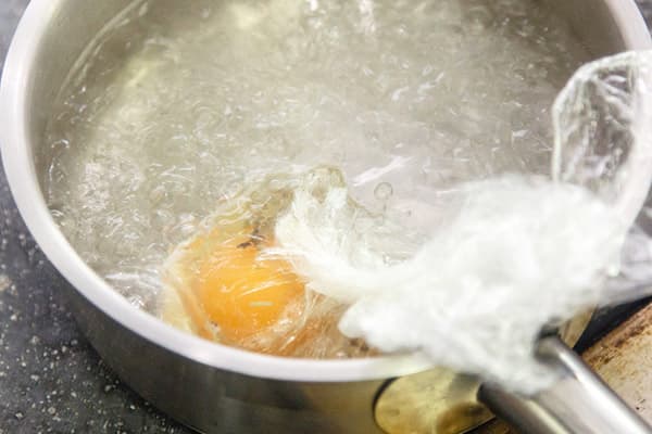 Cocinar huevos escalfados en film transparente