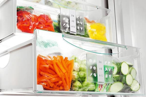 Köögiviljade ja puuviljade konteinerid külmikus 
