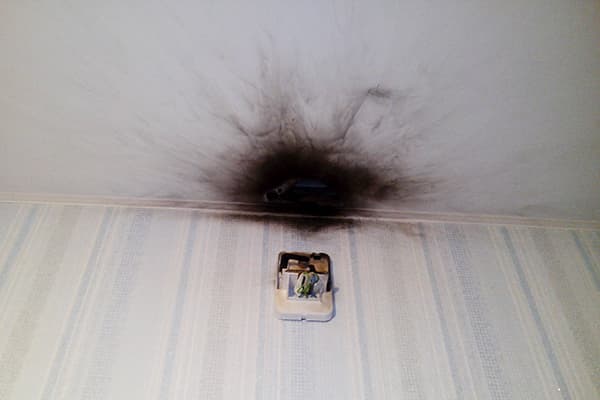 Mancha quemada en un techo tensado.