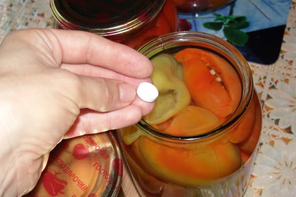 Aspirine toevoegen bij het inmaken van paprika