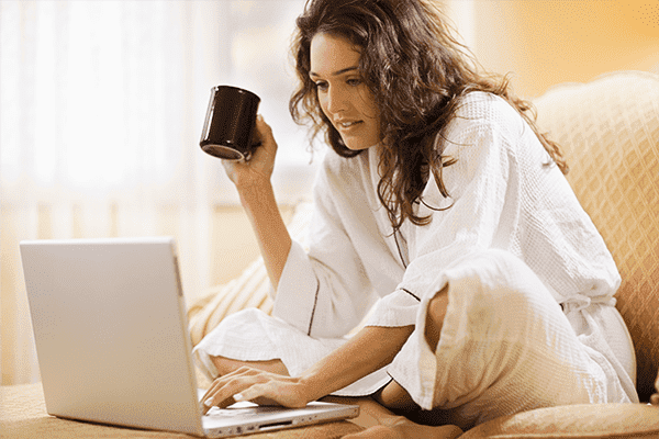 Chica en casa usando una computadora portátil