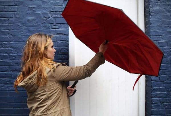Tüdruk vihmavarjuga