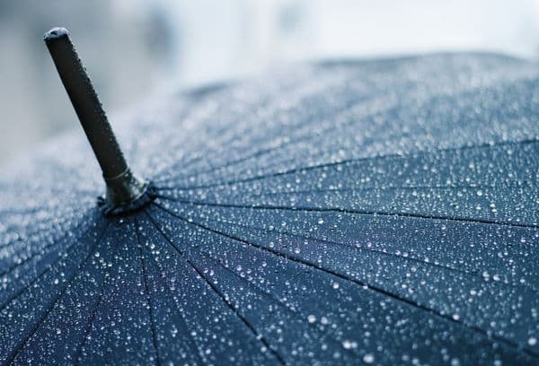 Gotas de lluvia sobre un paraguas