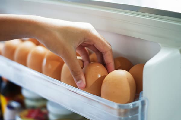 huevos en el refrigerador