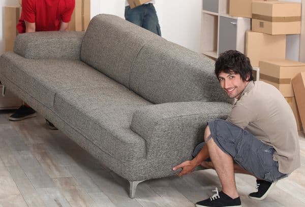 Mover un sofá en un apartamento