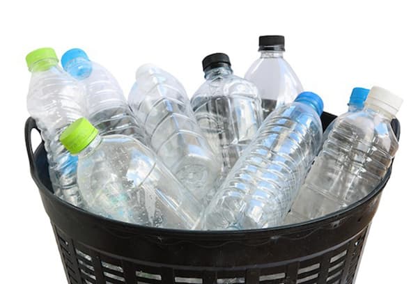 Botellas de plástico en un bote de basura.