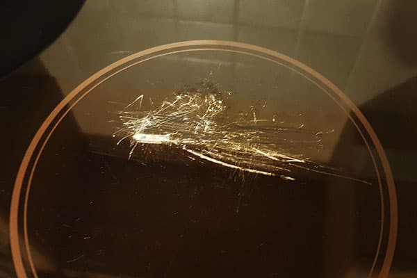 Kahjustatud klaaskeraamiline induktsioonplaadi paneel
