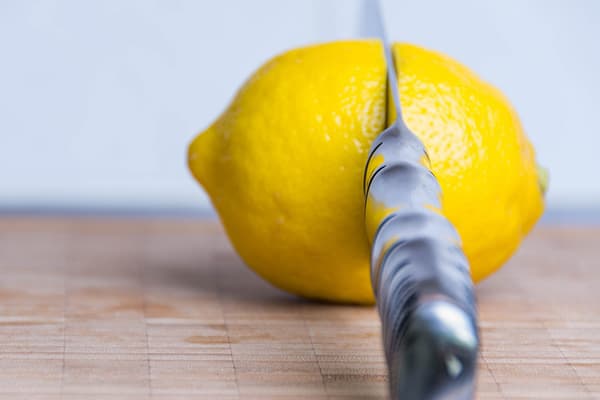 Cuchillo y limón sobre tabla de cortar