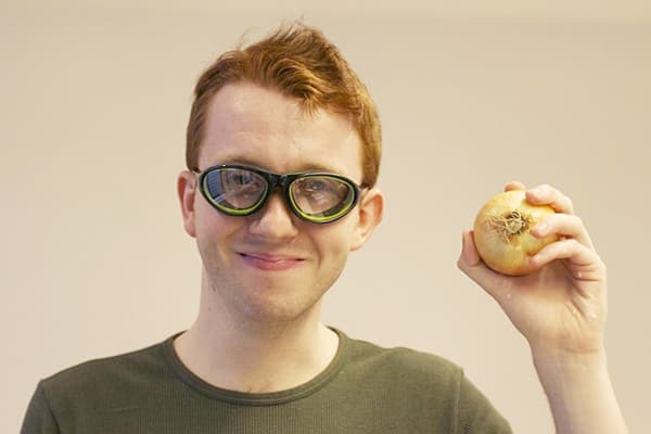 Joven con una cebolla y gafas de natación