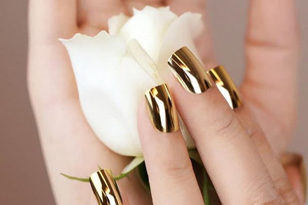 Lámina de oro en las uñas.