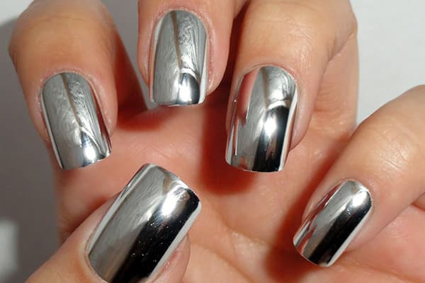 Diseño de uñas metálicas con lámina de aluminio.