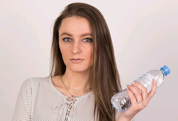 Chica sosteniendo una botella de agua