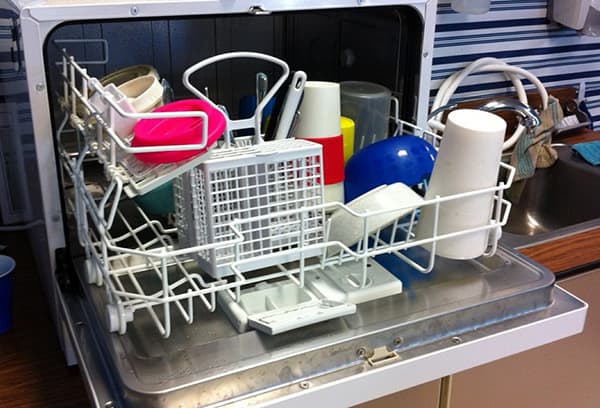Platos de plástico en el lavavajillas.