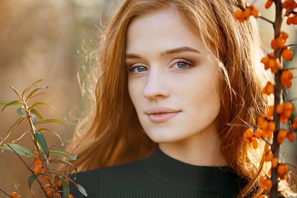 Fille à côté d’un buisson d’argousier