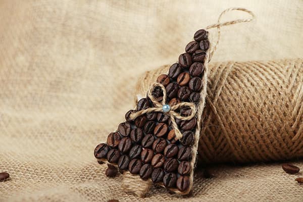 Árbol de Navidad decorativo hecho con granos de café.