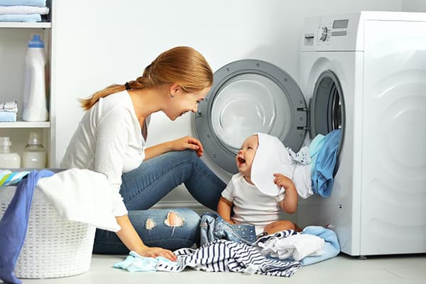 Mamá y bebé ordenan las cosas después del lavado.