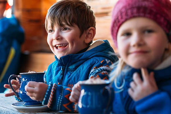 Niños en un café de invierno