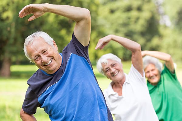 Pensionari care fac exerciții