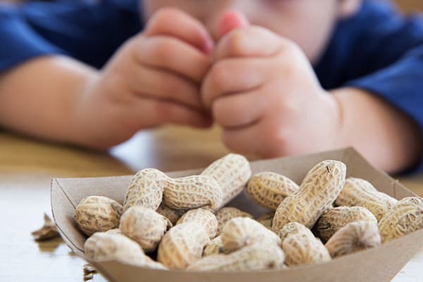 Barn som skreller peanøtter