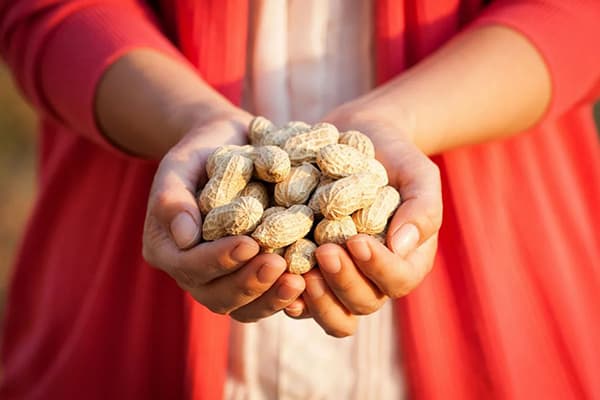 Wanita dengan segenggam kacang