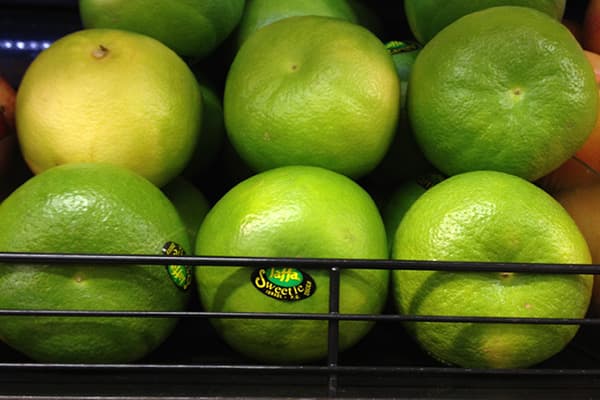 Dulces frutas en el mostrador de la tienda