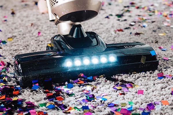 Nililinis ang confetti gamit ang vacuum cleaner