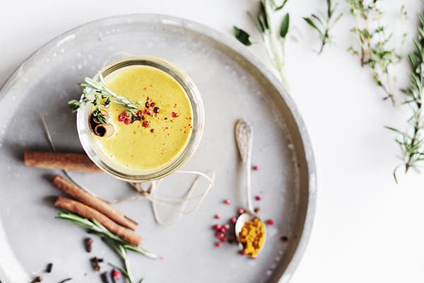 Leche con cúrcuma y otras especias.