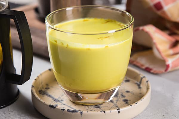 Un vaso de leche con cúrcuma