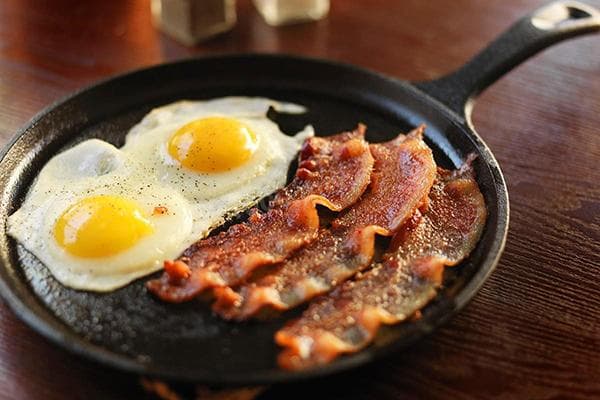 Tocino y huevos