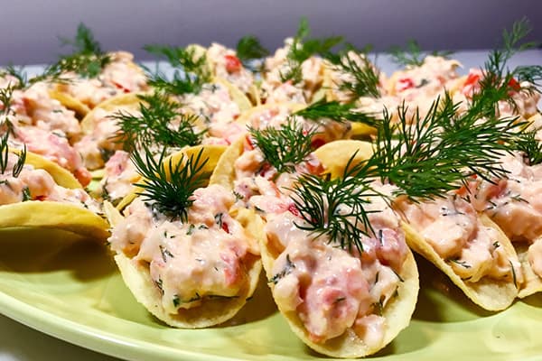 Salat auf Pommes servieren