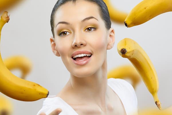 Chica con plátanos