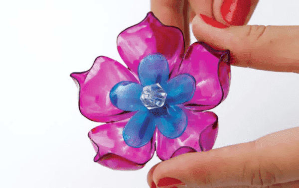 Plastpudelist valmistatud lill