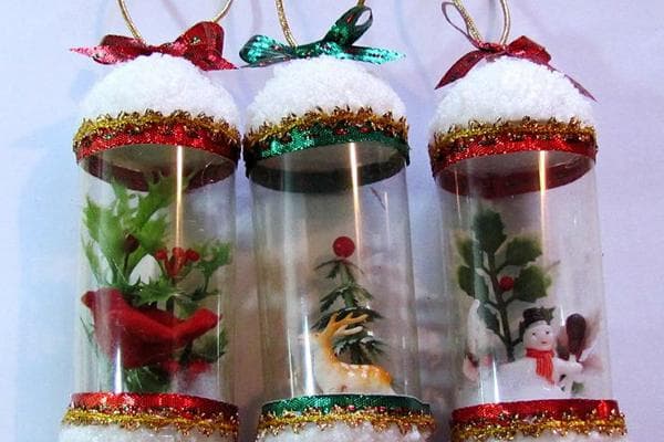 Adornos navideños hechos con botellas de plástico.