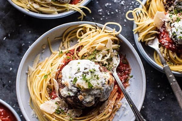 Espaguetis con carne y salsa