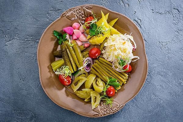 Cornichons sur une assiette