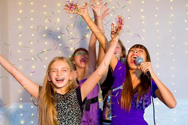 Karaoke de año nuevo para adolescentes.