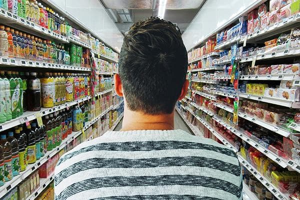 Hombre en un supermercado