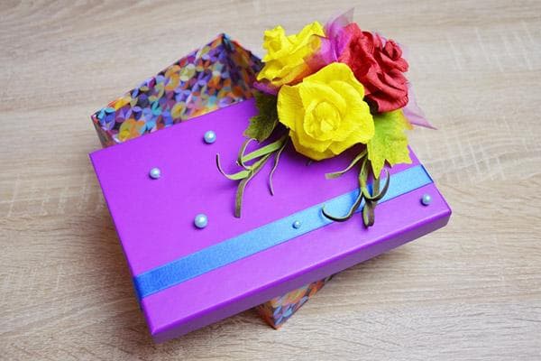 Caja decorada con flores y abalorios.