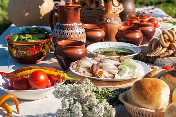 Table avec des plats slaves