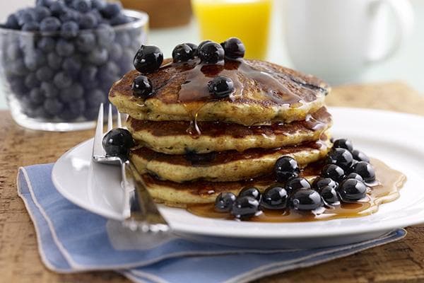 Pancake soba dengan beri biru dan madu