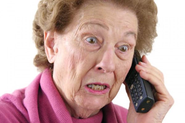 Pensionista indignado habla por teléfono
