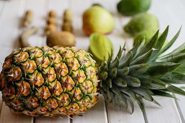 Ananas na stolu