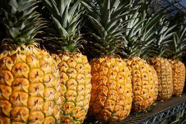 Ananas z rumeno lupino