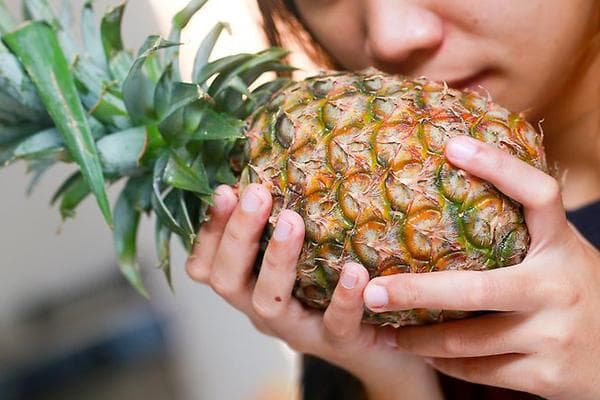 Vérifier l'arôme de l'ananas acheté