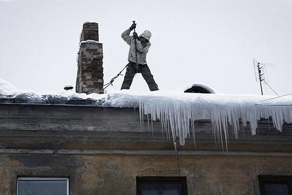 Lume ja jää eemaldamine katuselt