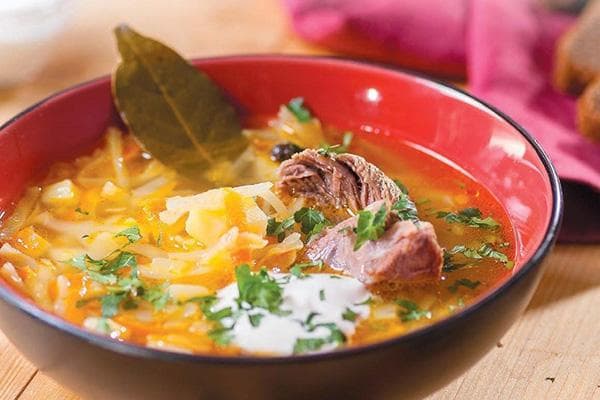 Hoja de laurel en un plato de sopa