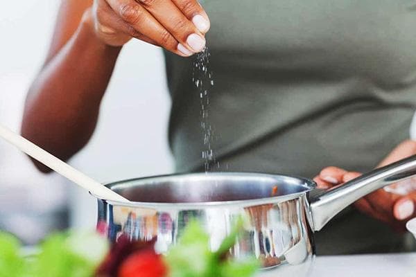 Gedroogde knoflook toevoegen aan een gerecht