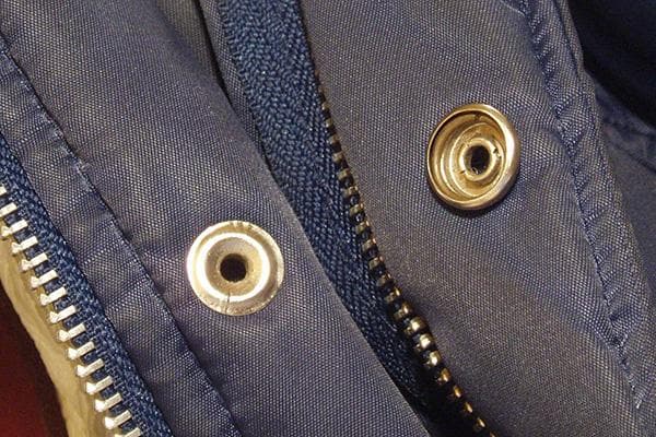 Botón de anilla en chaqueta