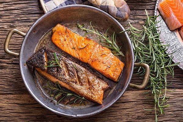 Salmón con romero en una sartén